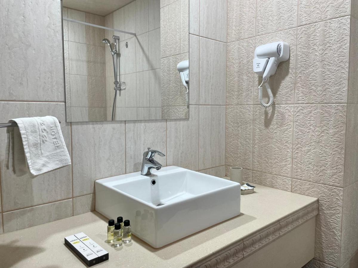 Hotel Gloria Deluxe Борово Екстериор снимка